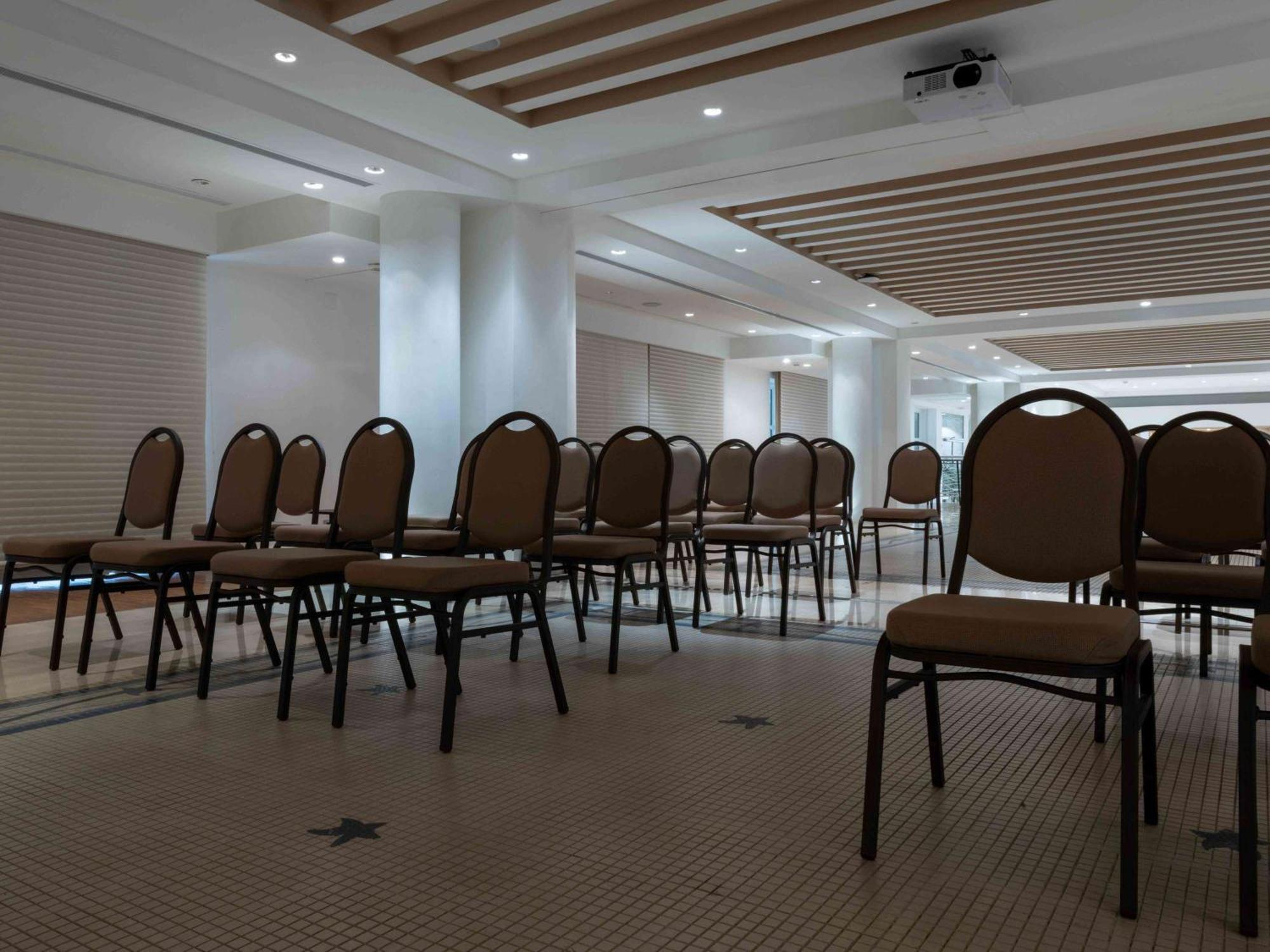 Mövenpick Hotel Beirut Exterior foto