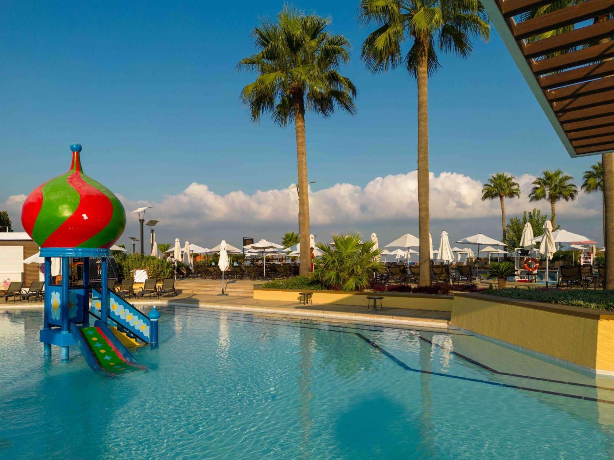 Mövenpick Hotel Beirut Exterior foto