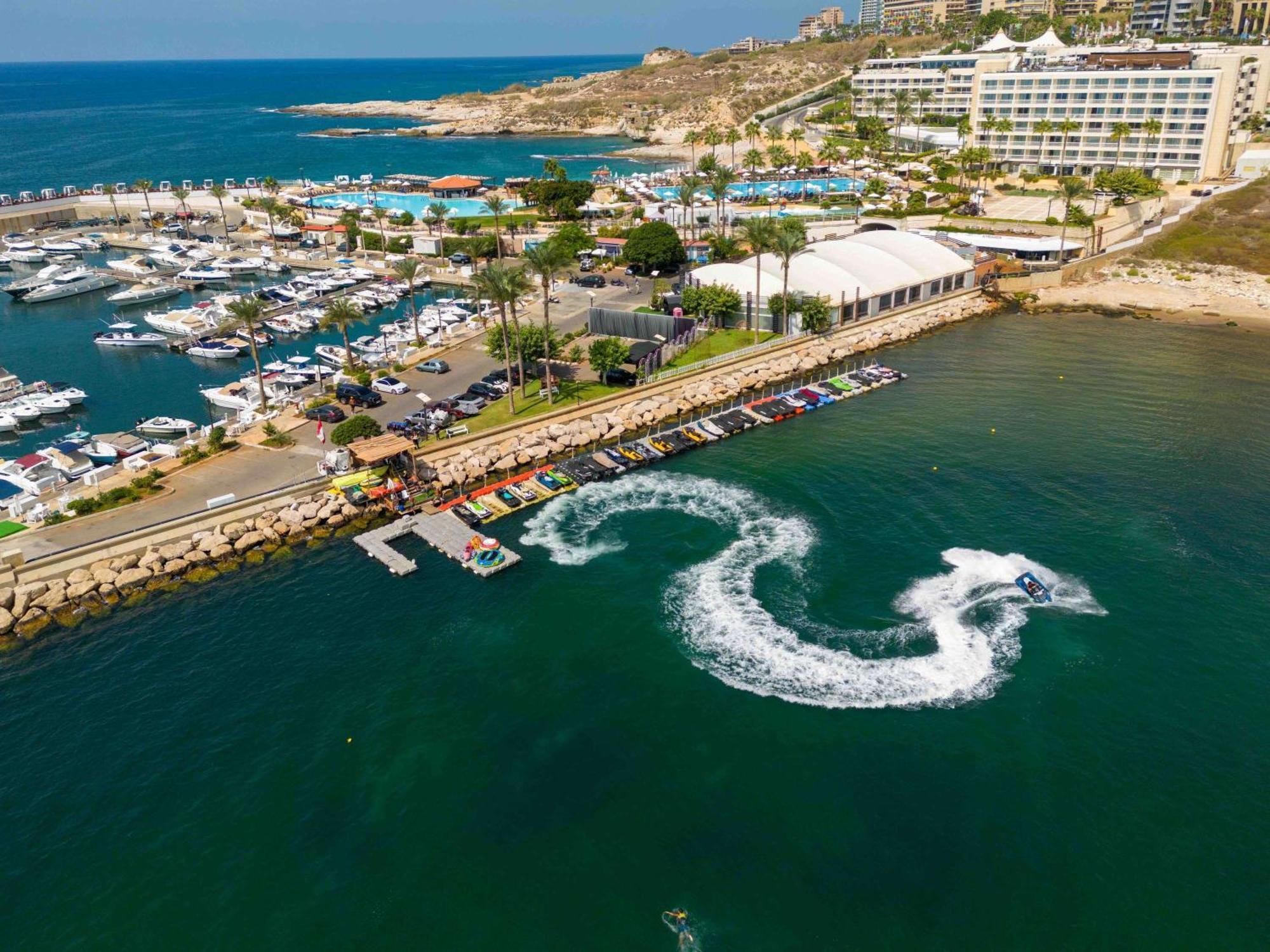 Mövenpick Hotel Beirut Exterior foto